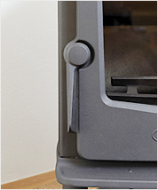 取っ手はグローブをしたままでもつかみやすい形状とデザイン